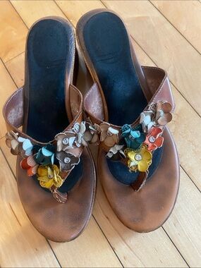 TAN Leather Wedges Leather Sandals Rhinestone centre & floral appliqué Sze 7.5